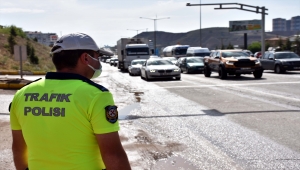 "Kilit kavşak" Kırıkkale'de hafta sonu kısıtlamasının ardından trafik yoğunluğu yaşanıyor