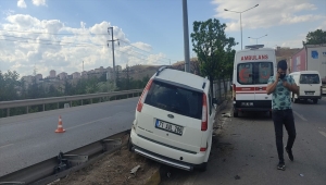Kırıkkale'de bariyerlere ve tıra çarpan otomobilin sürücüsü yaralandı