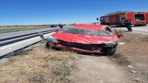 Kırıkkale'de otomobil su kanalına devrildi: 3 yaralı