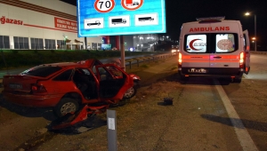 Kırıkkale'de otomobilin hız uyarı levhasına çarpması sonucu 4 kişi yaralandı