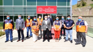 Kırşehir Valisi Akın, görevli personellerin bayramını kutladı