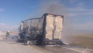 Konya'da beyaz eşya yüklü tır hareket halindeyken yandı