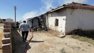 Konya'da bir evin çatışında çıkan yangın hasara neden oldu