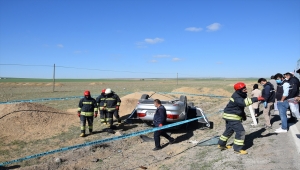 Konya'da şarampole devrilen otomobilin sürücüsü yaşamını yitirdi