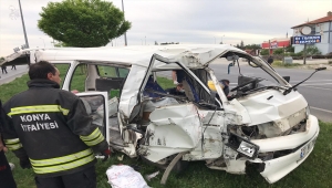 Konya'da tır ile minibüs çarpıştı: 7 yaralı