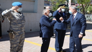 Milli Savunma Bakanı Akar, şehit aileleri ile bayramlaştı: