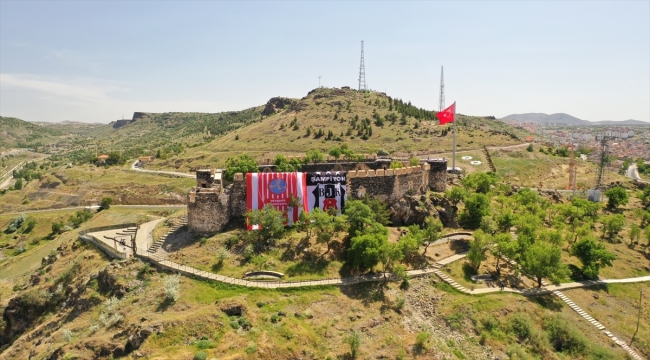 Nevşehir Kalesi'ne Beşiktaş ve Nevşehir Belediyespor bayrakları asıldı