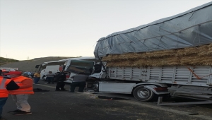 Niğde'de tır ile otobüs çarpıştı: 8 yaralı