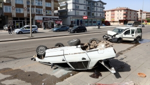 Otomobilin çarptığı park halindeki araç devrilerek ters döndü 