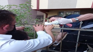 Sivas'ta 10 yaşındaki çocuk eline saplanan korkuluk demiriyle hastaneye kaldırıldı