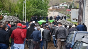 Sivas'ta arazi anlaşmazlığı nedeniyle çıkan kavgada öldürülen baba ve oğlunun cenazeleri defnedildi