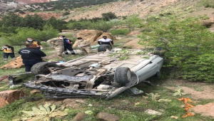 Sivas'ta devrilen otomobilin sürücüsü yaşamını yitirdi