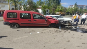 Sivas'ta hafif ticari araç ile otomobil çarpıştı: 4 yaralı