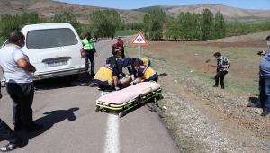 Sivas'ta hafif ticari araç ile otomobil çarpıştı: 9 yaralı