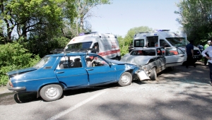 Sivas'ta iki otomobil çarpıştı: 6 yaralı