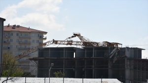 Sivas'ta inşaat alanında devrilen kule vinç hasara yol açtı