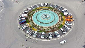 Sivas'ta kentin işlek caddelerindeki yaya geçitlerine trafik polisi maketleri yerleştirildi