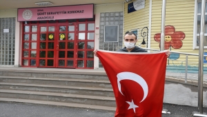 Sivas'ta, okulun bahçesindeki gönderden düşen Türk bayrağını yerden alan vatandaş evinin balkonuna astı