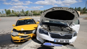 Sivas'ta otomobil ile taksi: 1 yaralı