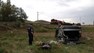 Sivas'ta otomobil şarampole devrildi: 3 yaralı