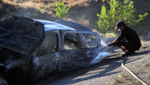 Sivas'ta seyir halindeyken alev alan otomobil yandı