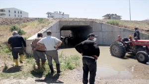 Sivas'ta su basan alt geçitte mahsur kalan traktör kurtarıldı 