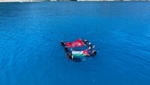 TDV gönüllüleri dalış yaparak Filistin bayrağı açtı
