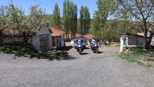 Yozgat'ta jandarma ekipleri köyde yaşayan çocukları bayram öncesi sevindirdi