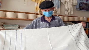 60 yıllık dokumacı mesleğini ilk günkü hevesle sürdürüyor