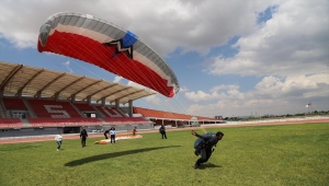 Aksaray Üniversitesin'den öğrencilere paraşüt eğitimi