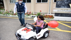 Ankara Büyükşehir Belediyesinden, atık kağıt toplayan iki kız çocuğuna hediye akülü araba