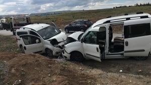 Ankara'da 2 hafif ticari aracın çarpışması sonucu 4 kişi yaralandı