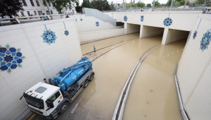 Ankara'da alt geçitte patlayan su boruları ulaşımı aksattı