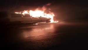 Ankara'da park halindeki yanan iki araç kullanılamaz hale geldi 