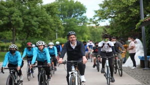 Bakan Kasapoğlu, Dünya Bisiklet Günü'nde gençlerle bisiklet sürdü