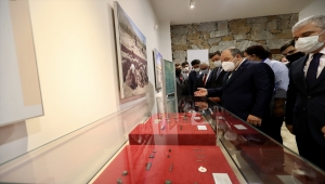 Bakan Varank, Kalehöyük'ü ziyaretinde Japon Arkeolog Sachihiro Omura ile kazı için sözleşti