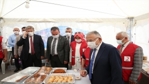 Başkan Büyükkılıç, Türk Kızılay kermesini ziyaret etti