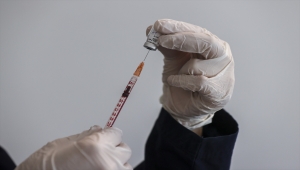 Başkentte gençlerden Kovid-19'la mücadelede aşılama uygulamasına yoğun ilgi 