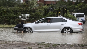 Başkentte sağanak, İvedik Organize Sanayi Bölgesi'ndeki iş yerlerinde hasara neden oldu