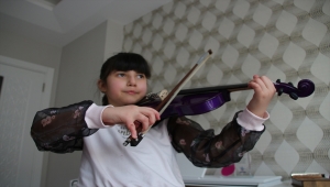 Di George sendromlu "mor kemanlı küçük kız", müzik tutkusuyla hayata bağlandı