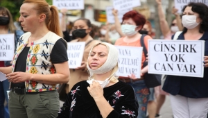 Eskişehir'de Aysun Korkar'ın sokak hayvanlarını beslediği sırada darbedilmesi protesto edildi
