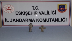 Eskişehir'de düzenlenen tarihi eser operasyonunda Helenistik döneme ait heykel ve haç ele geçirildi 