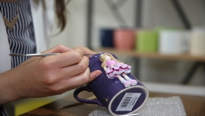 Eskişehirli kadın girişimcinin mutfağında börek yerine "kişiye özel porselen bardak" pişiyor