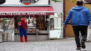 Eskişehirli "Örümcek Adam" farkındalık oluşturmak için kostümüyle gittiği merkezde Kovid-19 aşısı oldu