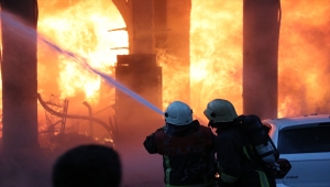 GÜNCELLEME - Kayseri'de bir apartmanın zemin katındaki dükkanda çıkan yangın söndürüldü 