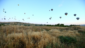 Jandarmanın 182'nci kuruluş yıl dönümü kutlama afişleri Kapadokya semalarında süzüldü