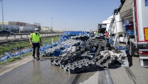 Kahramankazan'da tırdaki damacanaların dola savrulması ulaşımı aksattı