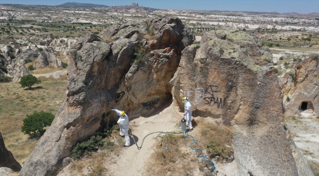 Kapadokya'da peribacaları ve doğal kaya oluşumları üzerindeki yazılar temizlendi