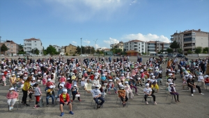 Karaman'a gelen Kamyon Tiyatrosu, çocukları "Turta girmemiş orman" oyunuyla eğlendirdi 