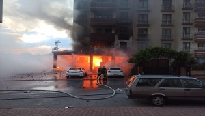 Kayseri'de bir apartmanın zemin katındaki dükkanda çıkan yangına müdahale ediliyor